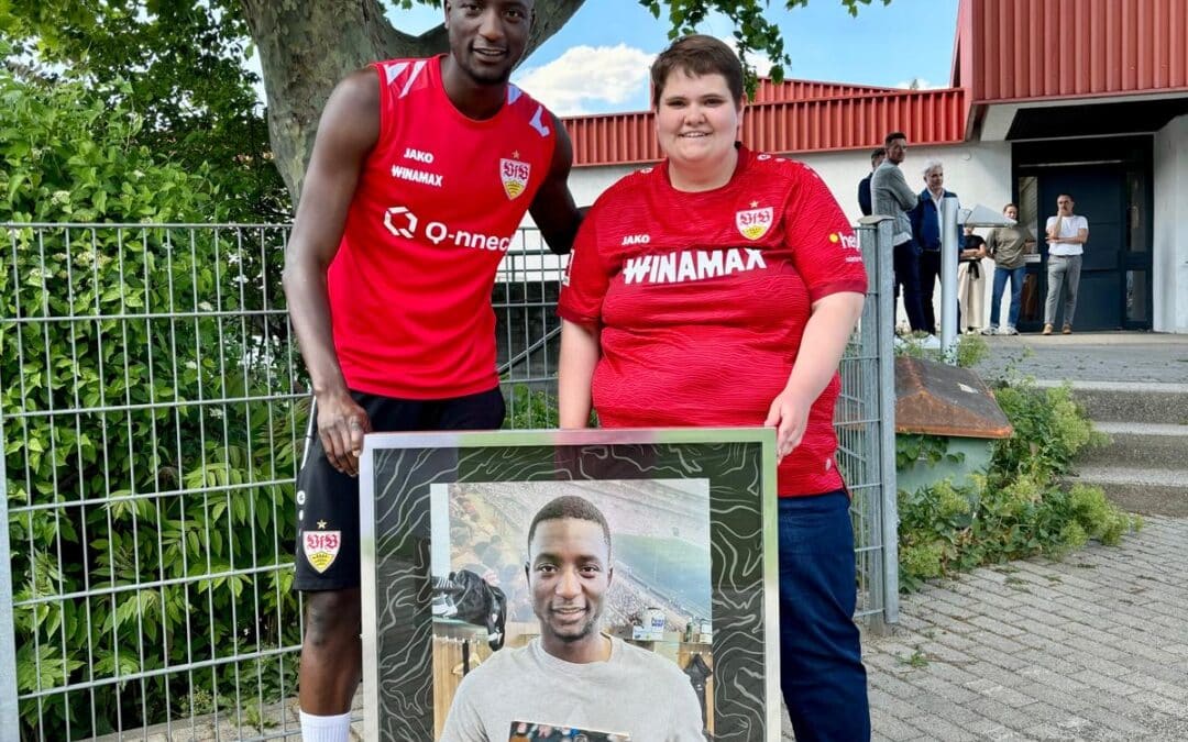 Serhou Guirassy überreicht Rahmen an Auktionsgewinnerin