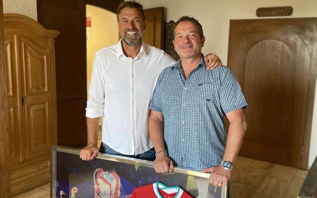 Jürgen Klopp überreicht Trikotrahmen an Auktionsgewinner